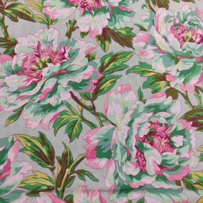 Tecido estampado com grandes flores rosa e verdes em fundo cinza