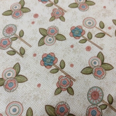 tecido branco com padrão floral em azul, rosa e verde