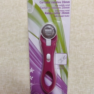 Cortador rotativo 28mm para patchwork cor rosa em embalagem com design verde e roxo