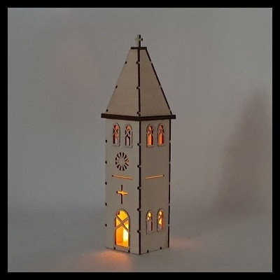 Torre decorativa em madeira com luz interior amarela