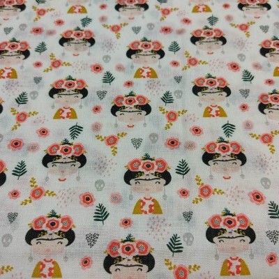 Tecido branco com padrão de rostos femininos e flores em cores vermelha, rosa, verde e amarelo