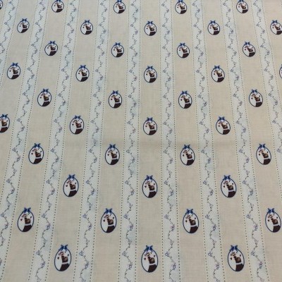 Tecido bege com padrão de gatinhos dentro de elipses e linhas azuis verticais