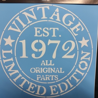 Autocolante azul com texto branco vintage 1972