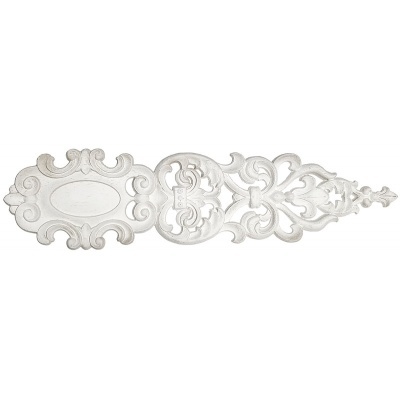 Elemento decorativo de madeira branco com padrões ornamentais esculpidos