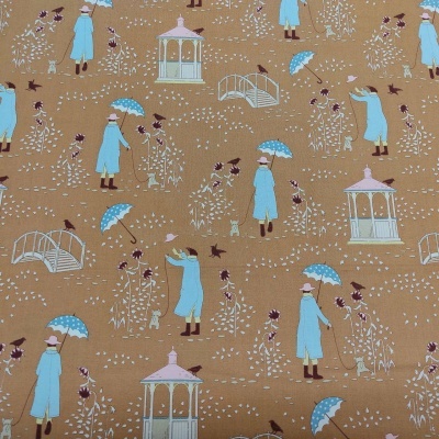 Tecido estampado com figuras femininas e elementos decorativos em tons azuis e rosa sobre fundo caramelo