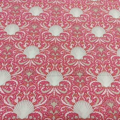 tecido rosa com conchas brancas e detalhes florais dourados