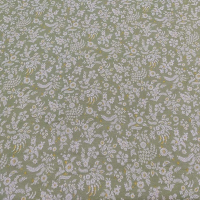 Tecido verde com padrão de flores brancas e amarelas claro.
