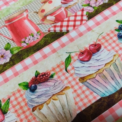 Tecido com padrão de cupcakes, fruta e flores em riscas cor-de-rosa e bege