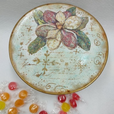 Prato redondo decorativo com flor colorida e balas embaladas coloridas