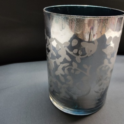 Copo de vidro prateado com padrão floral branco fosco