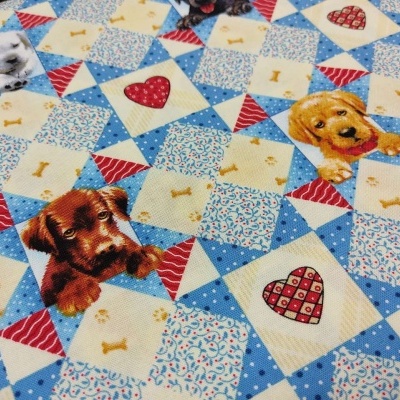 Tecido com padrão de cães, corações e ossos em azuis, vermelhos e brancos