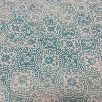 Tecido azul turquesa e branco com padrão floral simétrico