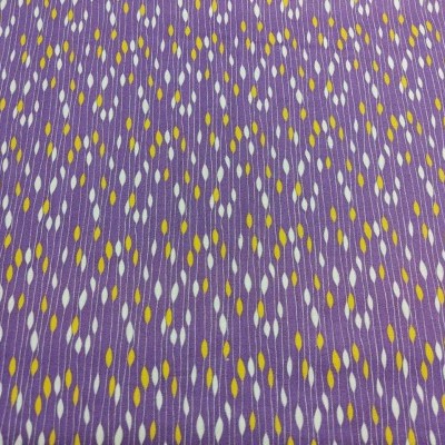 tecido roxo com padrão de folhas verticais brancas e amarelas