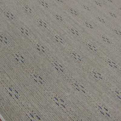 Tecido cinzento com padrão de pequenos pontos escuros em linhas diagonais.