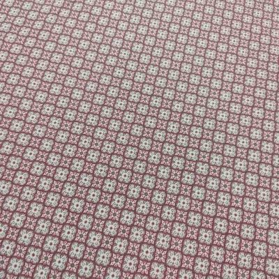 Padrão geométrico branco com detalhes florais em fundo rosa