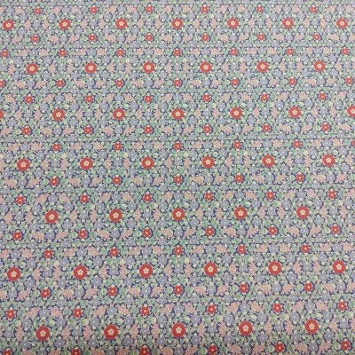 Tecido com padrão floral colorido em fundo azul claro.