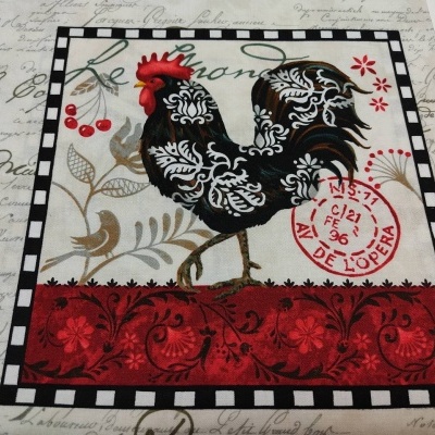 Prato decorativo quadrado com desenho de galo preto e padrões florais