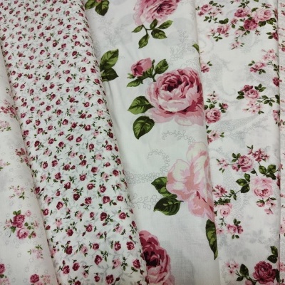tecidos florais em algodão com diferentes padrões em tons de rosa e verde