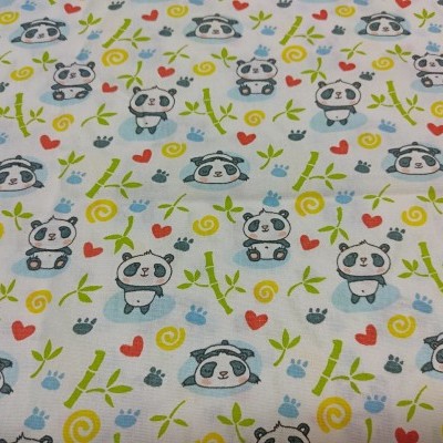 Tecido com padrão de pandas, corações, bambus e elementos decorativos coloridos