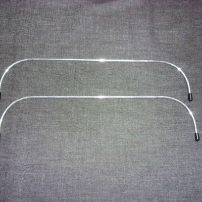 Dois arcos metálicos sobre tecido cinzento