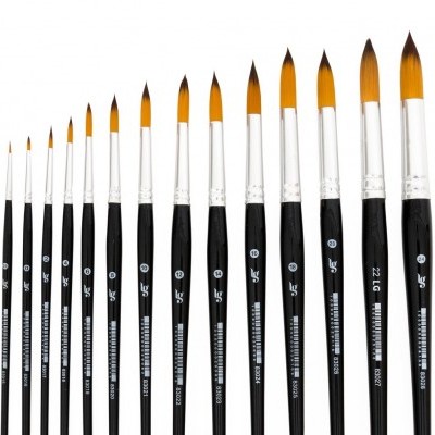 Conjunto de pincéis de pintura de diferentes tamanhos alinhados