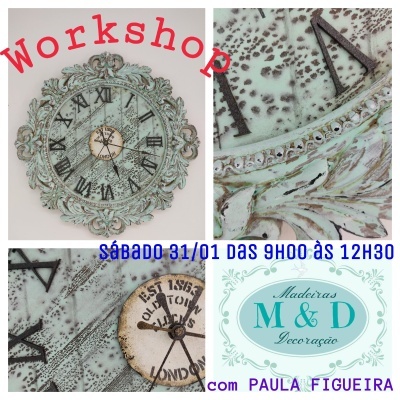 Relógio de parede decorativo em tons verdes com moldura trabalhada e números romanos pretos