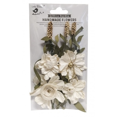 Conjunto de flores artesanais em embalagem clara com cartão branco