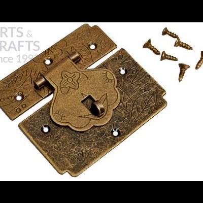 Fecho decorativo em metal bronze com parafusos sobre fundo branco