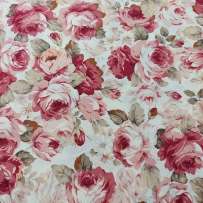 Tecido com padrão floral em tons de rosa, vermelho e bege