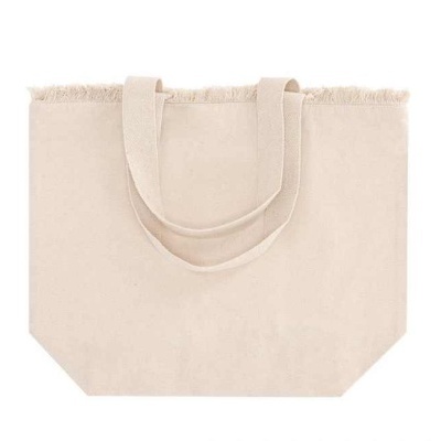 Mala de tecido bege claro com franja e alças largas