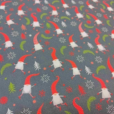 Tecido cinza com padrão de gnomos vermelhos e elementos de flores e ramos