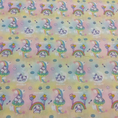 Tecido com padrão de unicórnios, arco-íris e corações em fundo amarelo claro