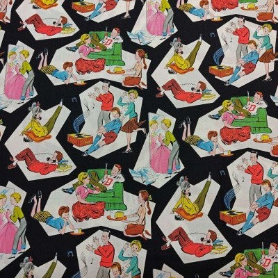 Tecido preto com padrão vintage colorido de casais em várias posições sociais