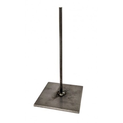 Suporte metálico com base quadrada e haste vertical