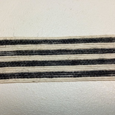 Tira têxtil riscada a preto e branco