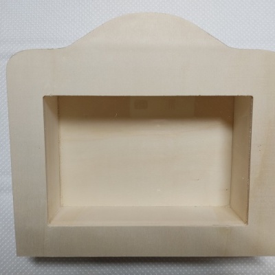 Suporte ou nicho retangular de madeira clara com bordas arredondadas