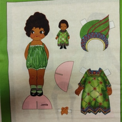 Boneca de papel com roupas verdes claras e padrão floral para recortar