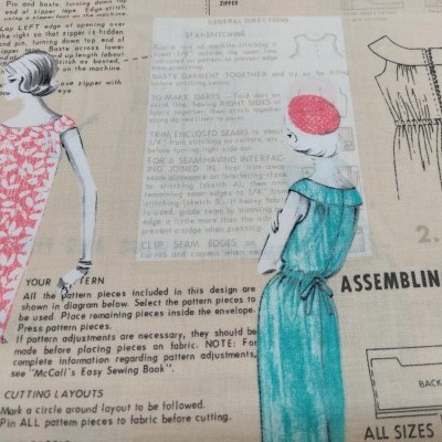 Tecido estampado com ilustrações de moda feminina e instruções de costura em inglês