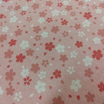 Tecido rosa com padrão de flores pequenas em branco, rosa e vermelho