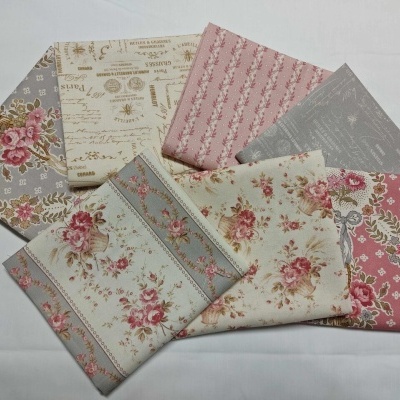 tecidos de algodão com padrões florais em diferentes cores, arranjados em leque