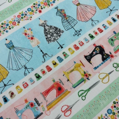 Tecido estampado com manequins, bobinas de linha, máquinas de costura e tesouras coloridas