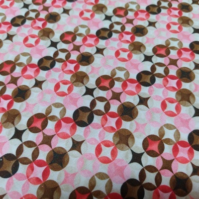 Tecido com padrão geométrico em rosa e castanho