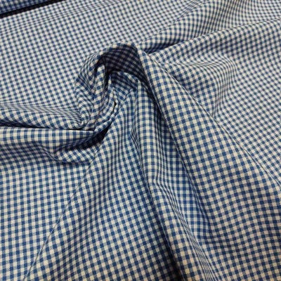 tecido de algodão xadrez azul e branco com dobras