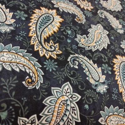 Tecido estampado com padrão paisley em tons azuis, branco e bege