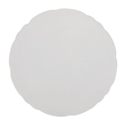 Prato branco de cerâmica com borda ondulada
