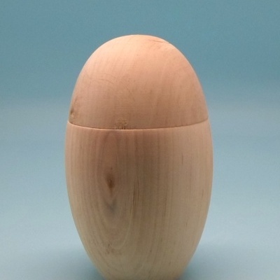 Recipiente cilíndrico em madeira clara com tampa arredondada