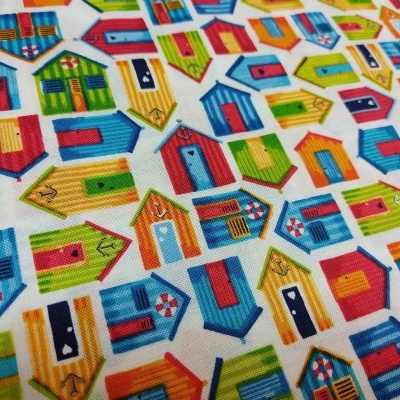 Tecido branco com padrão colorido de casas de praia pequenas