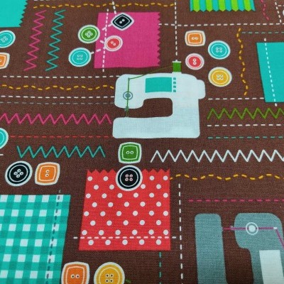 Tecido castanho com padrões coloridos de retalhos, botões e máquinas de costura