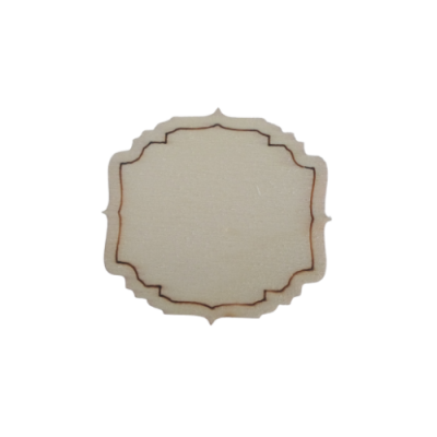 Etiqueta de madeira clara com bordas onduladas e moldura gravada