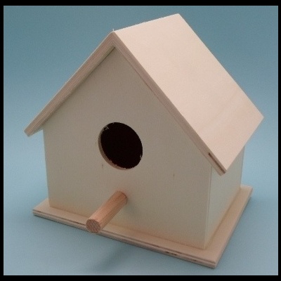 Casa de pássaros em madeira clara com entrada circular e poleiro